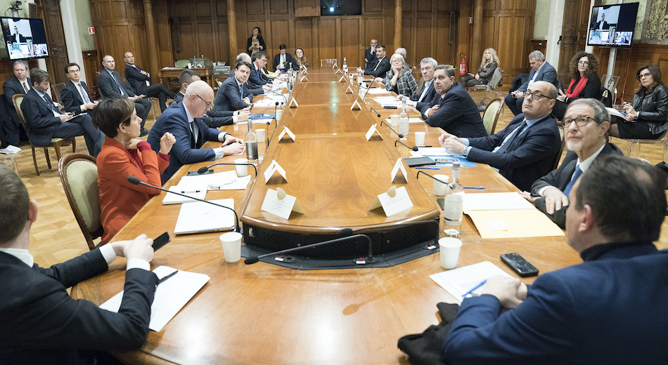 Coronavirus, i governatori a Conte: “Intervenire su Pac, fisco e banche”