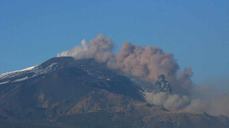 Eruzione Etna, cenere e lapilli su fiori e verdure. Sale il conto dei danni