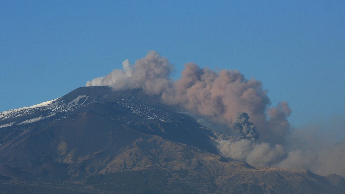 Eruzione Etna, cenere e lapilli su fiori e verdure. Sale il conto dei danni